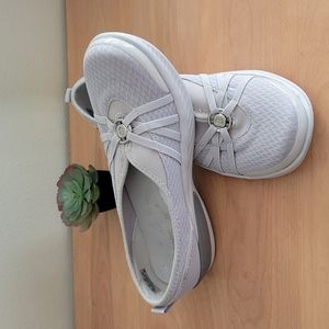 BZees gray sz 10 slip on sneakers